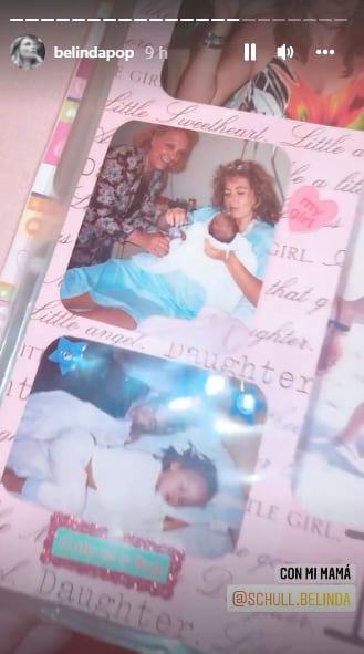 Belinda enseña sus habilidades en scrapbook.