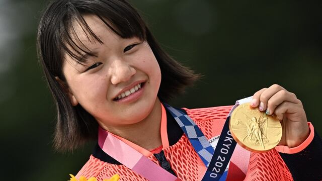 Momiji Nishiya presume medalla de oro