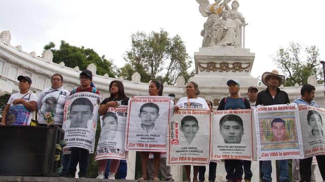 Familiares de los 43 estudiantes desaparecidos en el Hemiciclo a Juárez.