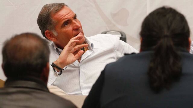 Gabino Cué. Sospechas sobre su operador.