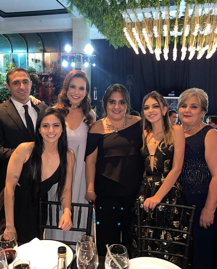 Tania Rincón con la familia de Daniel Pérez.