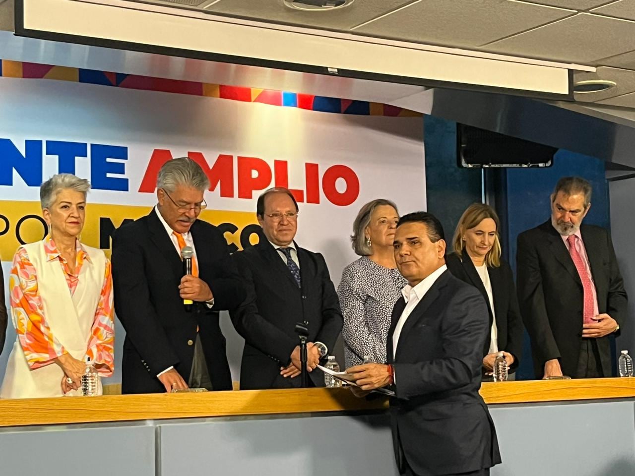 Silvano Aureoles se registra a proceso de Va por México