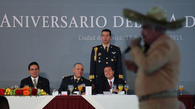 Vicente Fernández cantó al Ejército