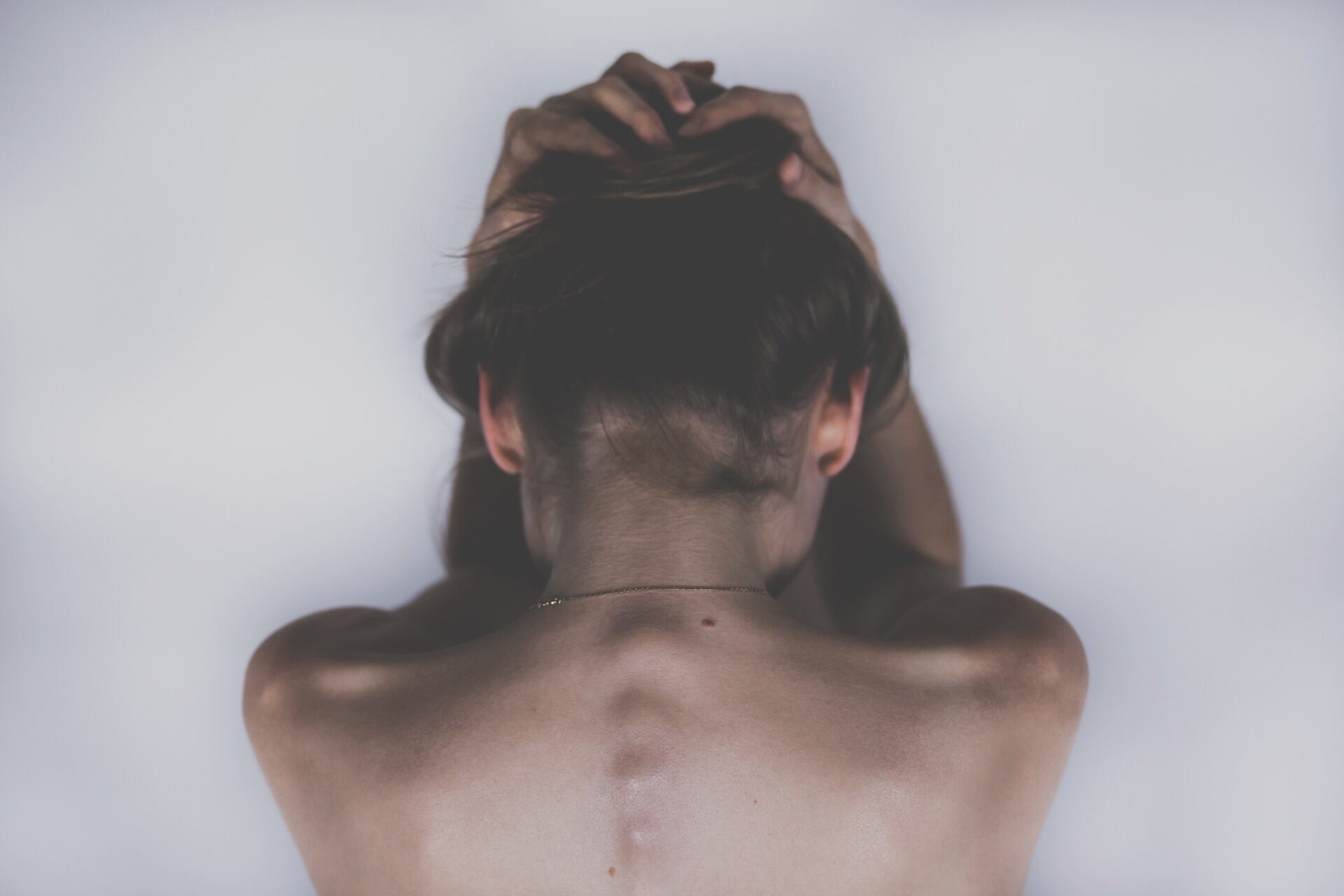 Mujer con dolor de cabeza