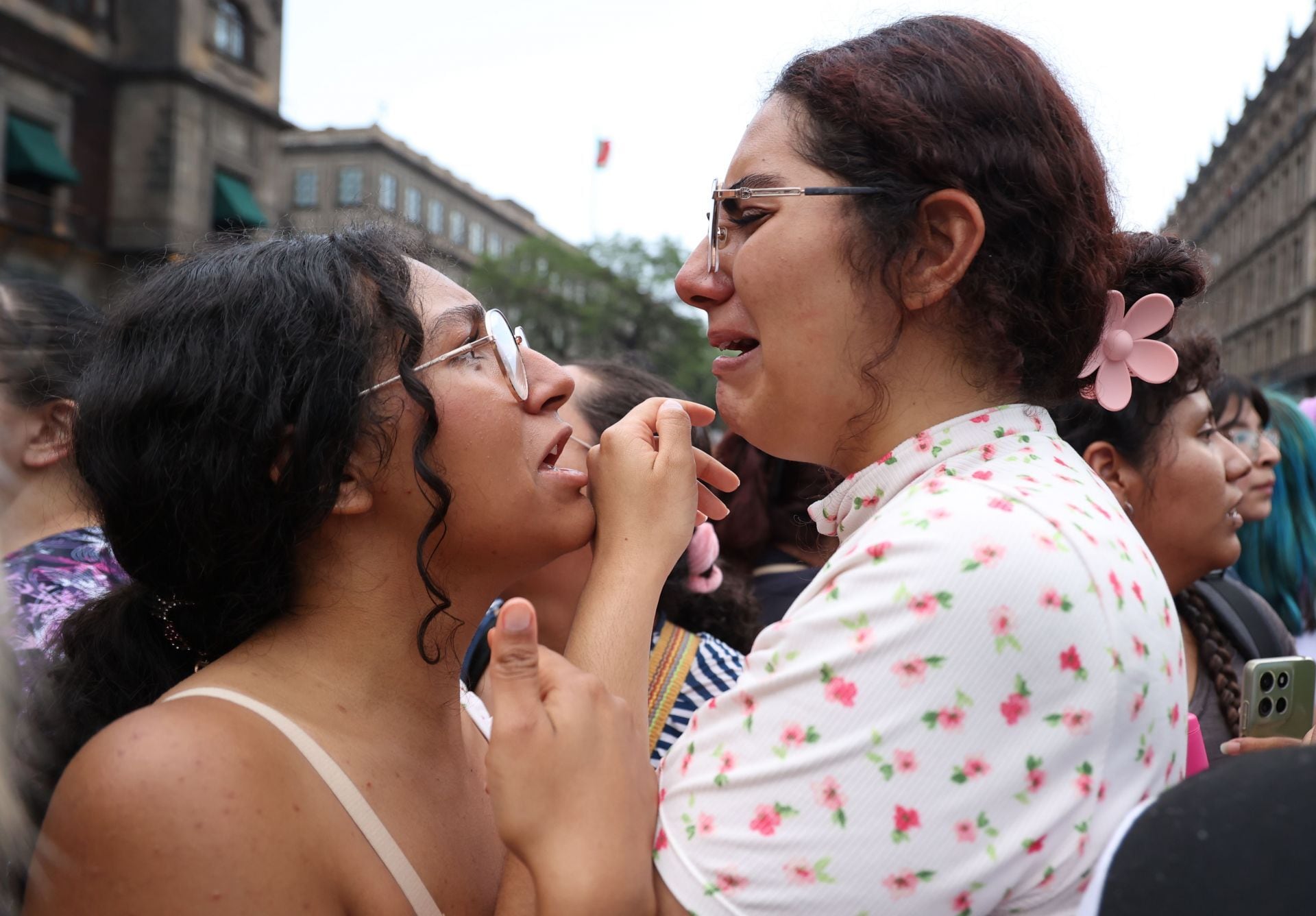 ARMYs llegan al Zócalo por rumores de una aparición de BTS en Palacio Nacional