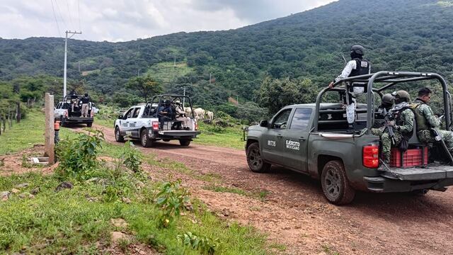 Buscan por tierra y aire a policías desaparecidos en Tangamandapio, Michoacán