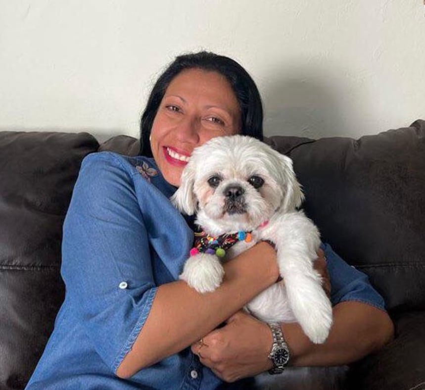 Evelyn Parra y su perrita Camila