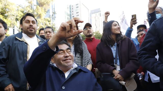 Miguel Barbosa en la marcha de AMLO