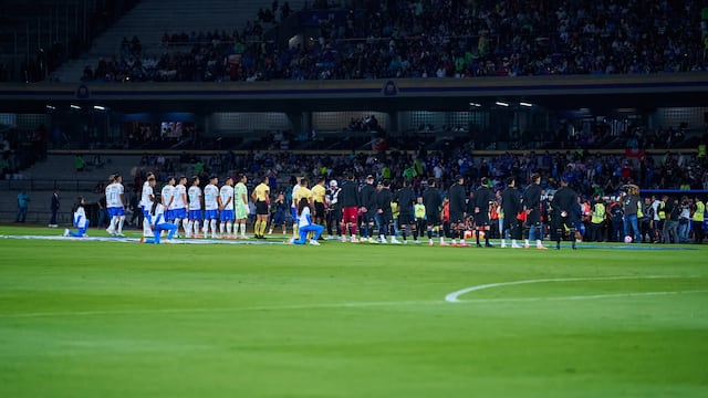 Muere aficionado tras ser sometido por elementos de seguridad al término del Cruz Azul vs Rayados