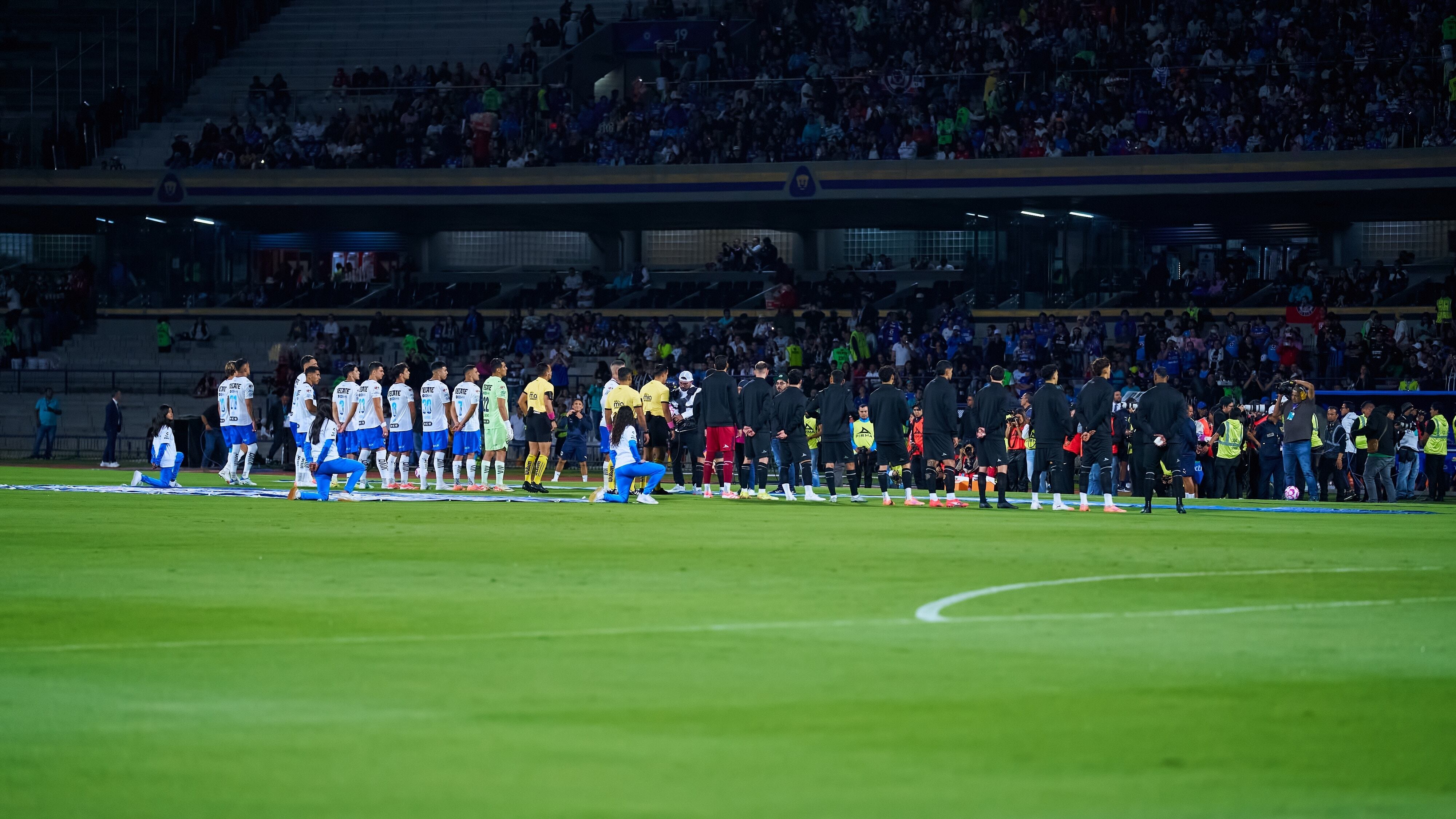 Muere aficionado tras ser sometido por elementos de seguridad al término del Cruz Azul vs Rayados