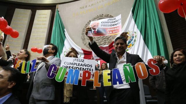 Le cantan las mañanitas a AMLO en San Lázaro