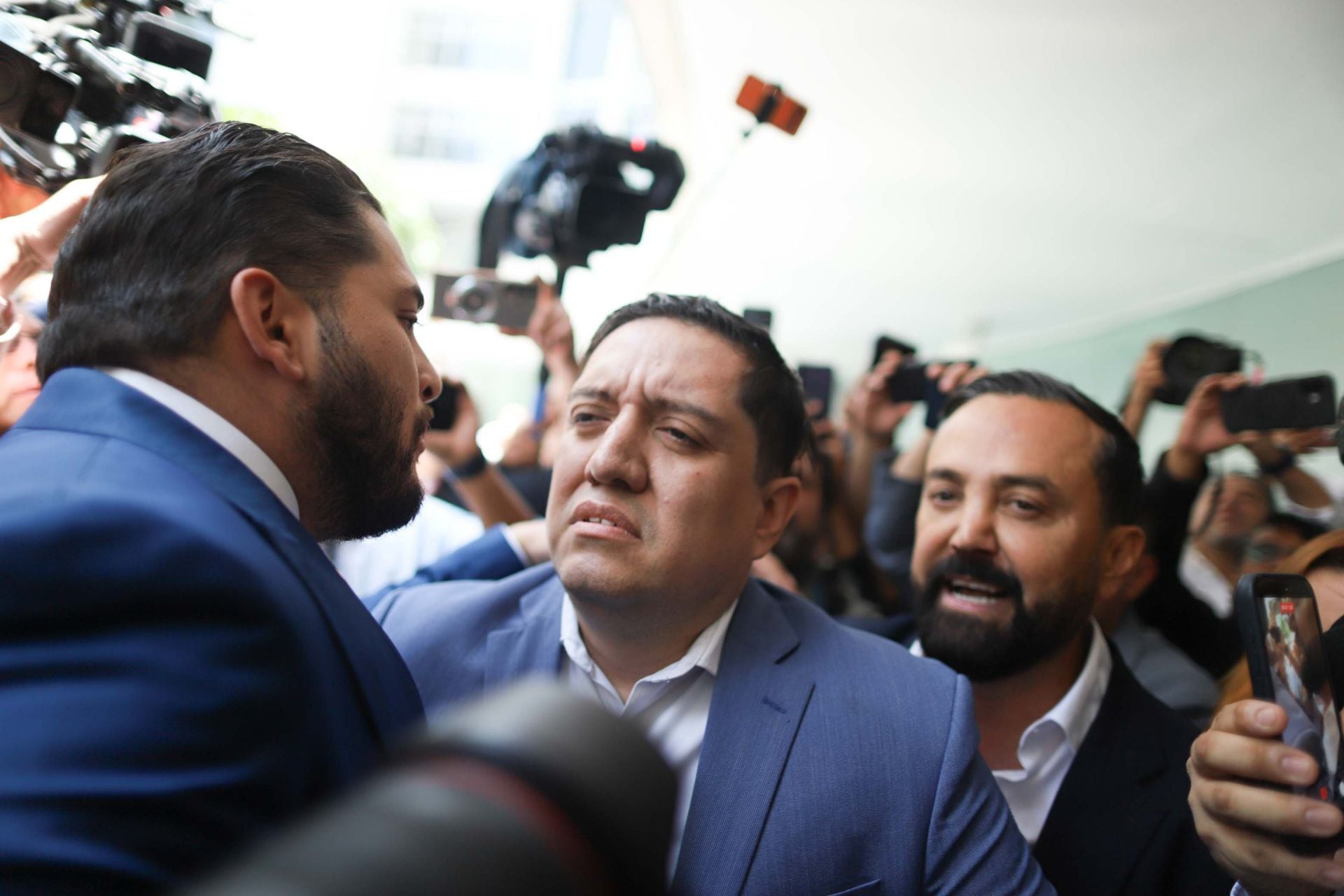 Los diputados Carlos Gutiérrez Mancilla (PRI) y Arturo Ávila (Morena), se enfrentaron verbalmente en el Patio del Federalismo