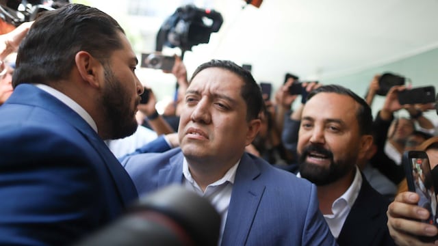 Los diputados Carlos Gutiérrez Mancilla (PRI) y Arturo Ávila (Morena), se enfrentaron verbalmente en el Patio del Federalismo