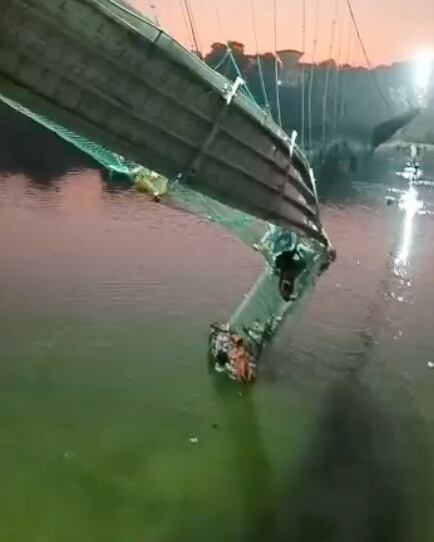 Colapsa puente en la India