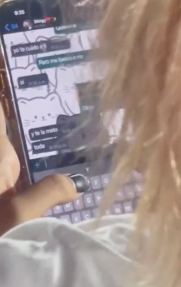 Novia infiel se manda mensajes con el amante
