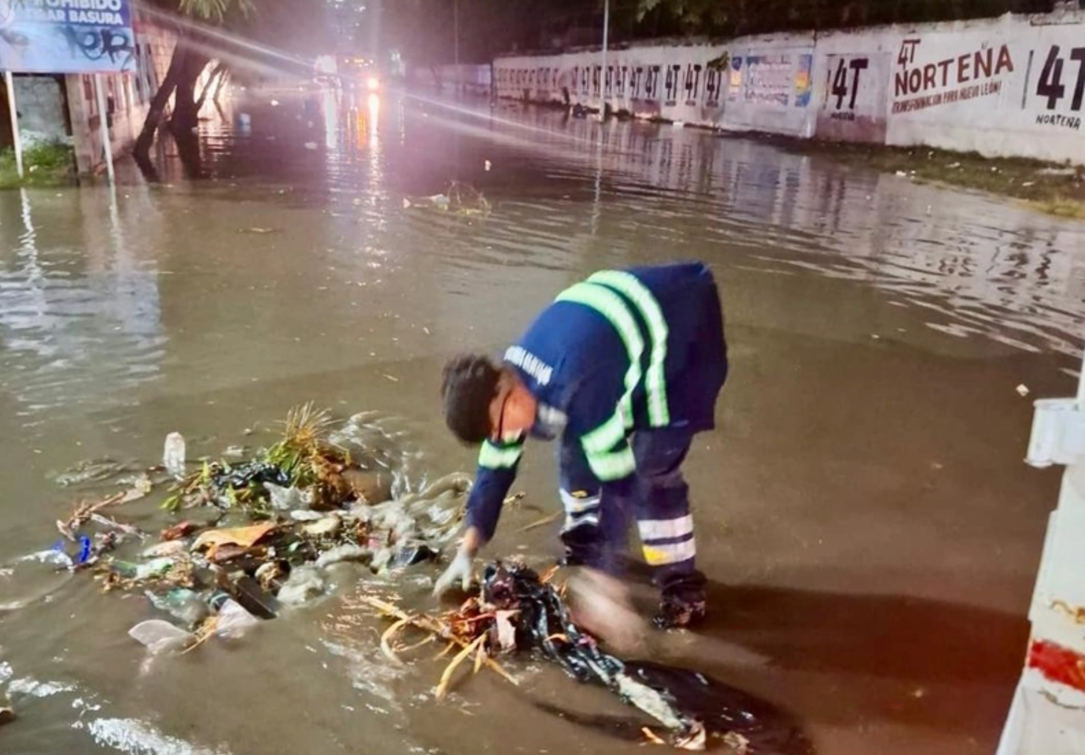 Cuadrillas trabajan día y noche para evitar inundaciones en Monterrey