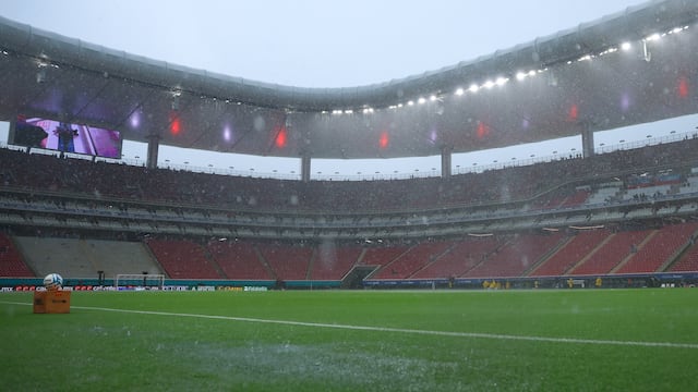 Chivas vs Tijuana se retrasa por lluvia en la Liga MX