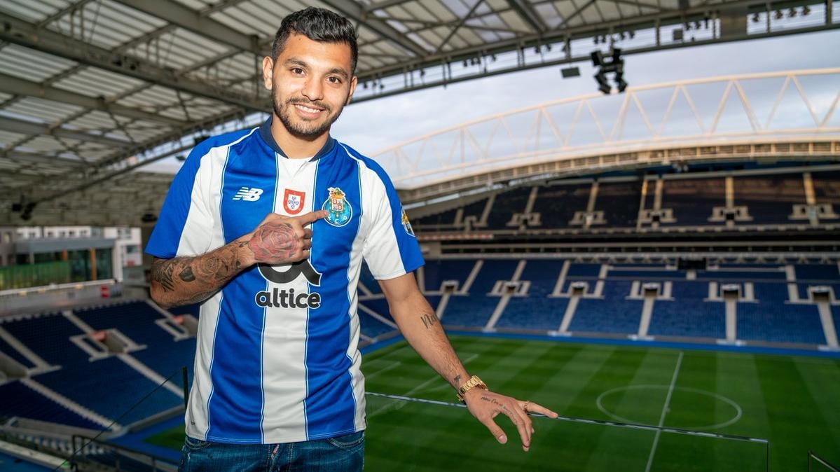 ‘Tecatito’ Corona en el Estadio del Dragón.