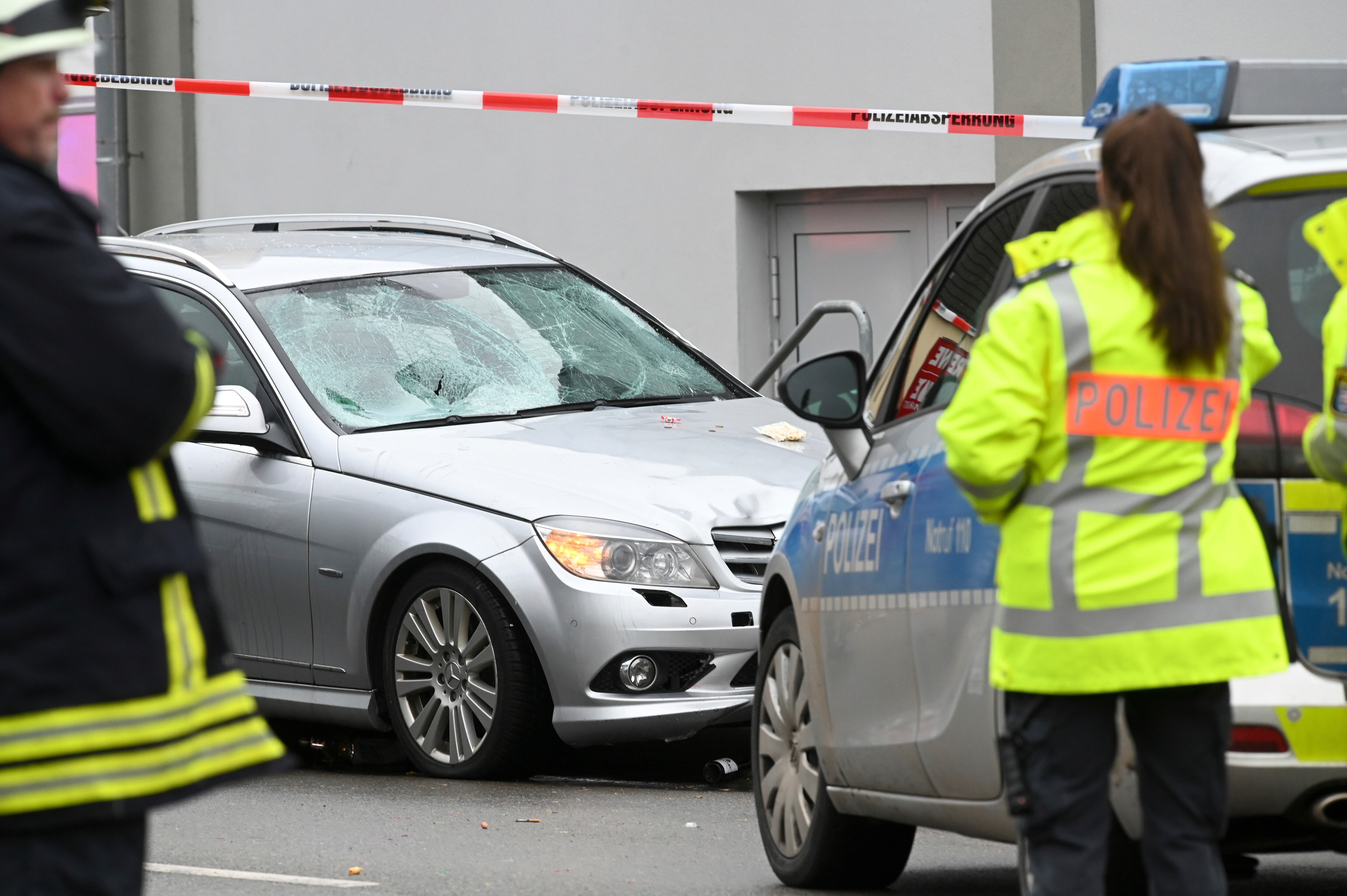 Automovilista se va contra carnaval en Alemania