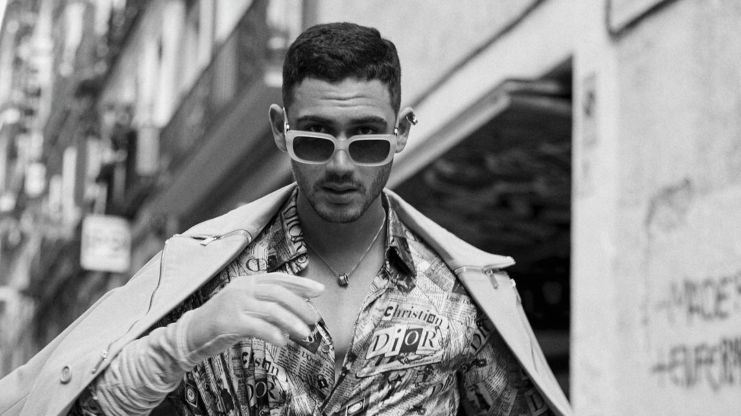 Alejandro Speitzer impacta con un exclusivo vestido de Dior (FOTOS)