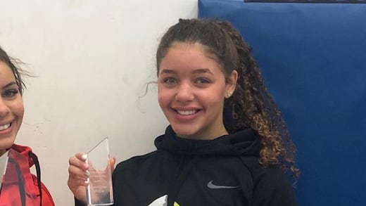 Descalifican a nadadora porque su traje de baño enseñaba “demasiado”