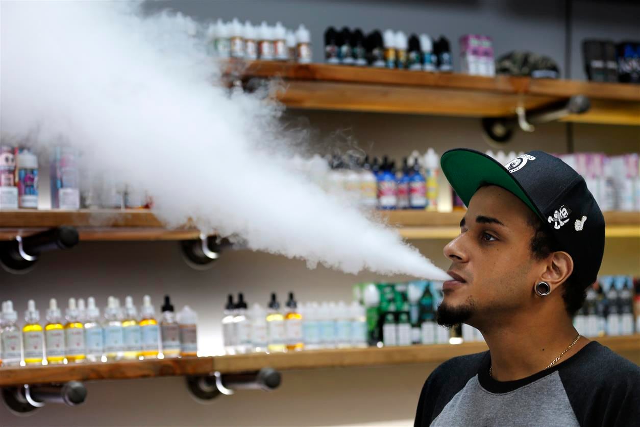 Advierten por riesgo de humo de segunda mano de cigarrillos electrónicos.