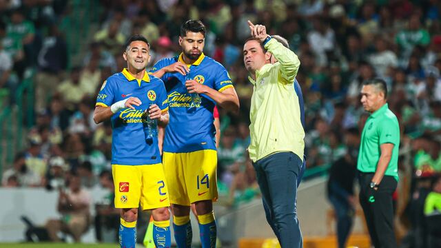 André Jardine le da indicaciones a Luis Fuentes y Néstor Araujo de Club América.