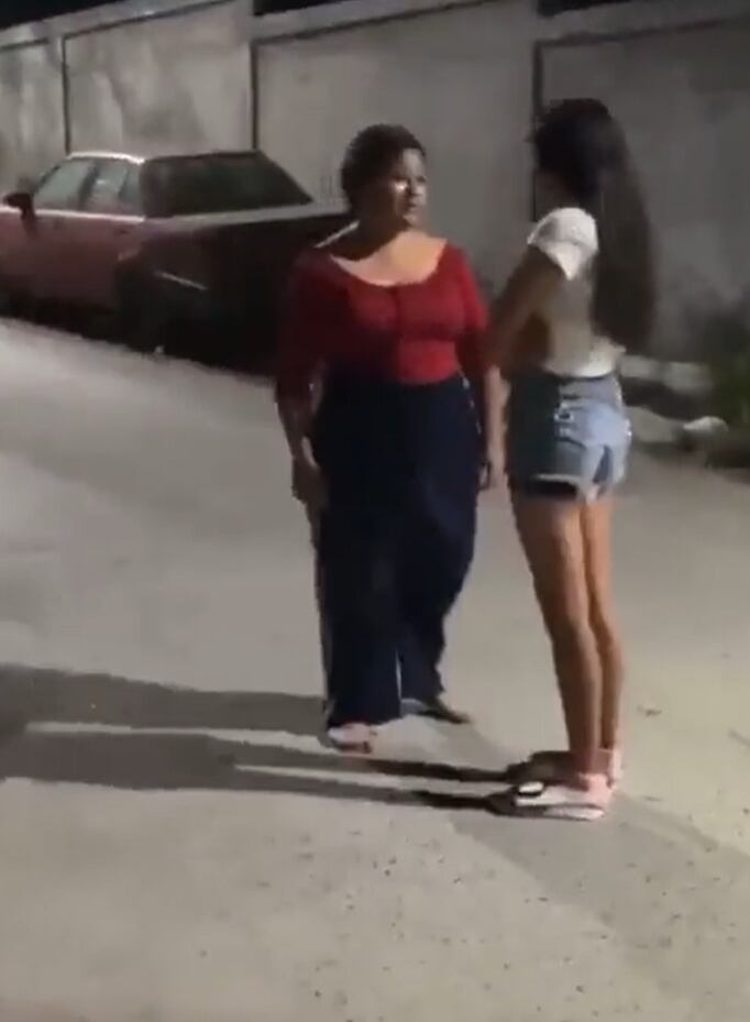 UNA MADRE GOLPEA A SU HIJA POR NO DEFENDERSE DEL BULLYING