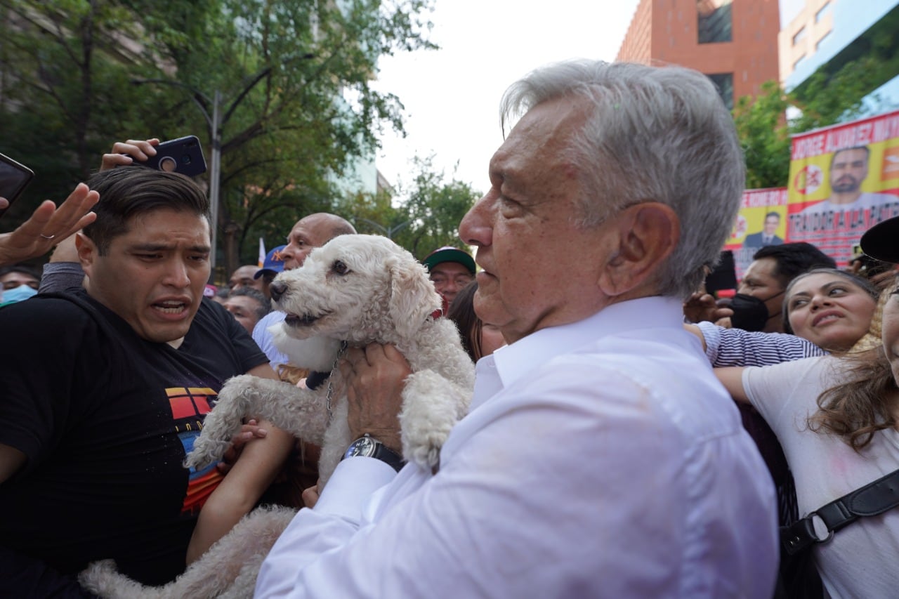 Regalan perro a AMLO