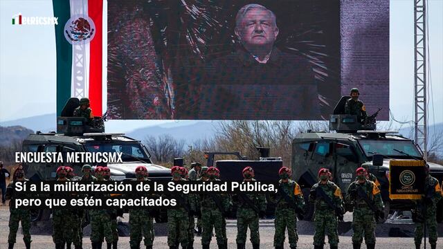 AMLO en una pantalla gigante frente a militares