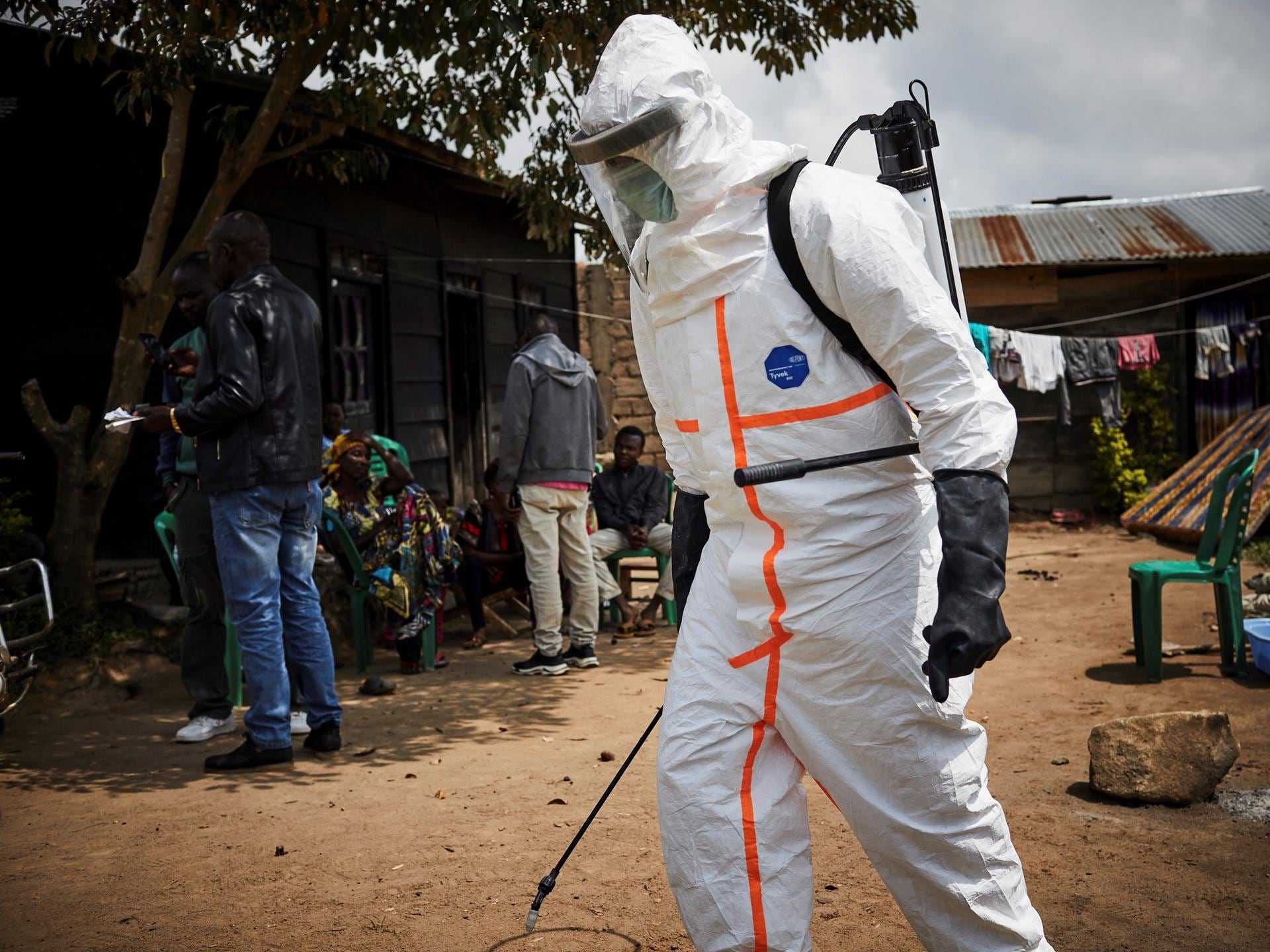 Equipo sanitario desinfecta localidad con ébola.