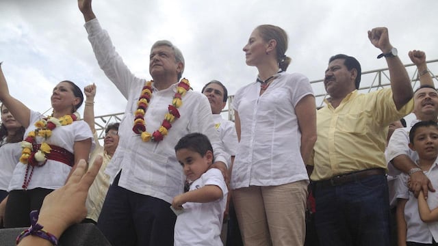 Andrés Manuel López Obrador, Beatriz Gutiérrez y Jesús Ernesto en Chiapas en el cierre de campaña de la campaña por la Presidencia de 2012