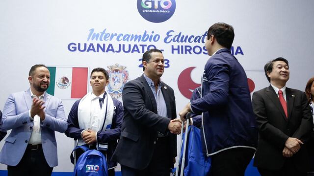 Diego Sinhue Rodríguez entrega kits de viaje