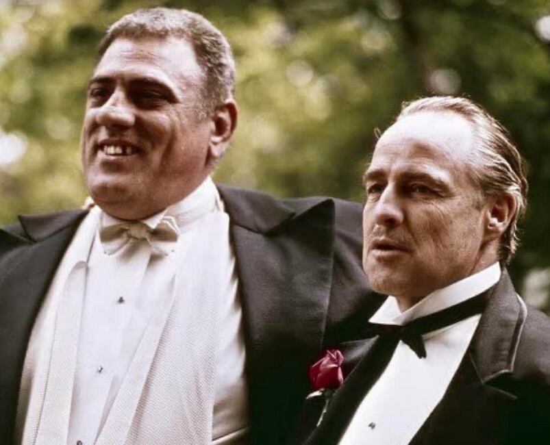 El mafioso de verdad, Lenny Montana, interpretando a Luca Brasi al lado de Marlon Brando, en la 1a película de “El Padrino”. Cortesía de Paramount.