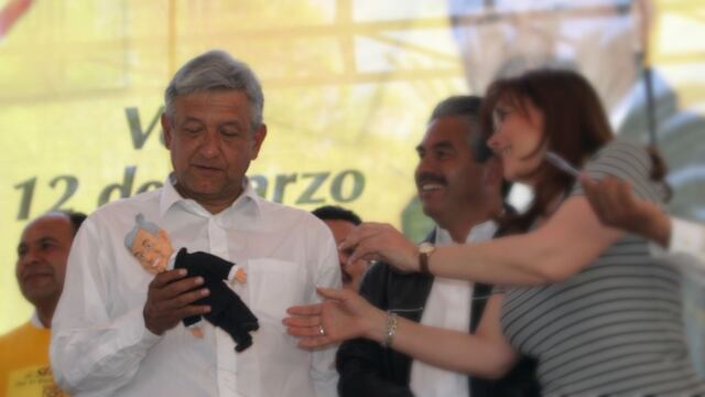 AMLO aprecia muñeco durante acto público