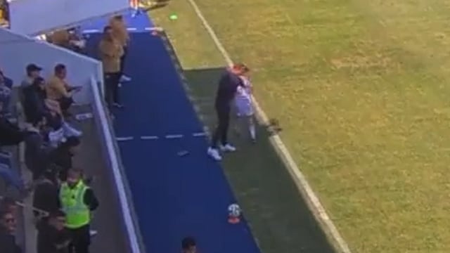 Natalia Macías siendo empujada por Jonathan Lazcano