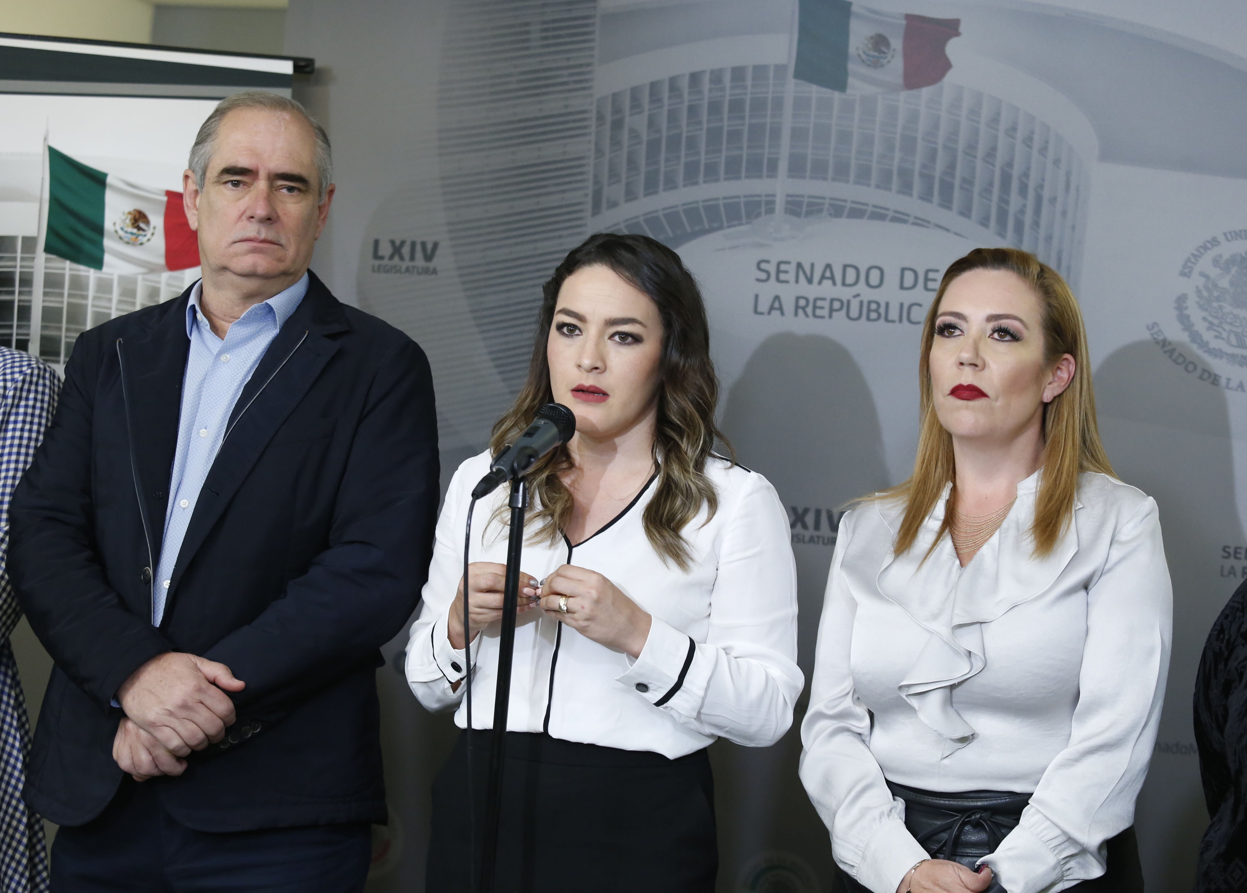 Martha Márquez, al micrófono