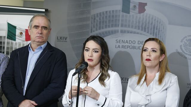 Martha Márquez, al micrófono