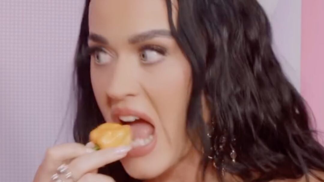 Pinky Promise nos regala adelanto de Katy Perry comiéndose un chile habanero como castigo