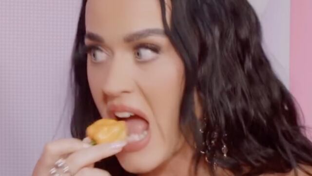 Katy Perry se come un chile habanero en el adelanto de Pinky Promise