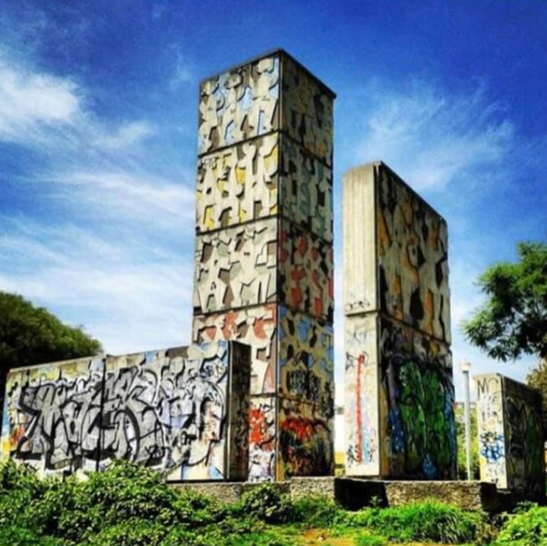 COMPOSICIÓN A PARTIR DE LOS RESTOS MURALES DE CARLOS MÉRIDA DEL MULTIFAMILIAR JUÁREZ; UBICADA EN EL PARQUE NACIONAL FUENTES BROTANTES, TLALPAN, Y AFECTADA POR GRAFITEROS.