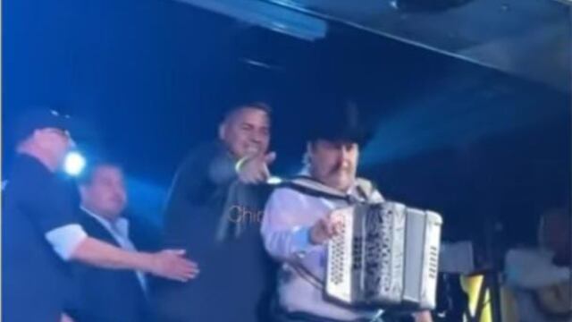 Beto Zapata posa con fanático