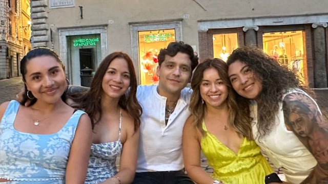 Fan exhibe a Ángela Aguilar y Christian Nodal en su viaje a Italia