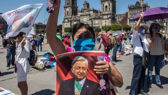 Simpatizante de AMLO en el zócalo de la CDMX el 27 de febrero