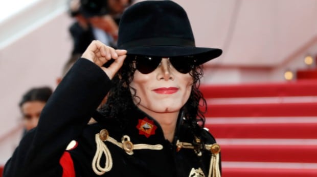 La icónica chamarra de Michael Jackson no logró venderse en subasta