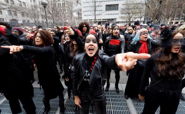 Cantan "Un violador en tu camino” a Harvey Weinstein durante su juicio