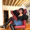Maribel Guardia conserva su cinturita probándose un pantalón que se compró a los 15 años