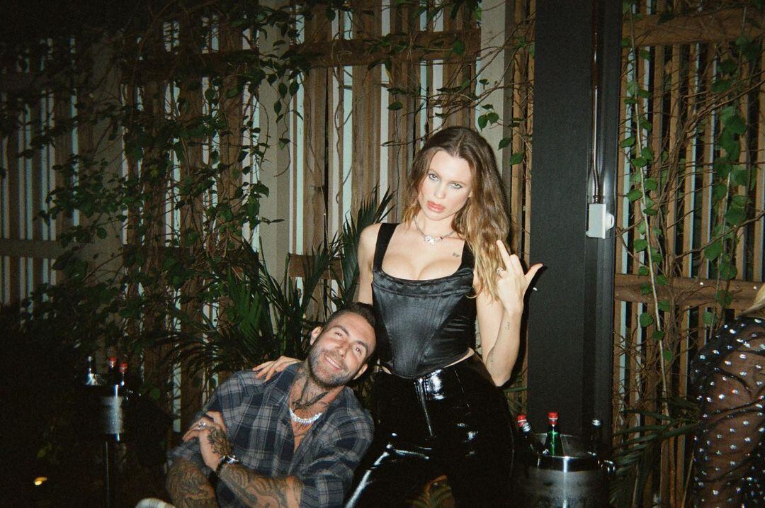 Behati Prinsloo y Adam Levine
