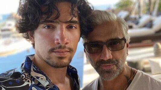 Alex Fernández le canta “El tiempo no perdona” a su padre y abuelo