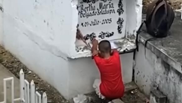 VIDEO: Niño va a visitar a su mamá en la tumba para enseñarle sus calificaciones